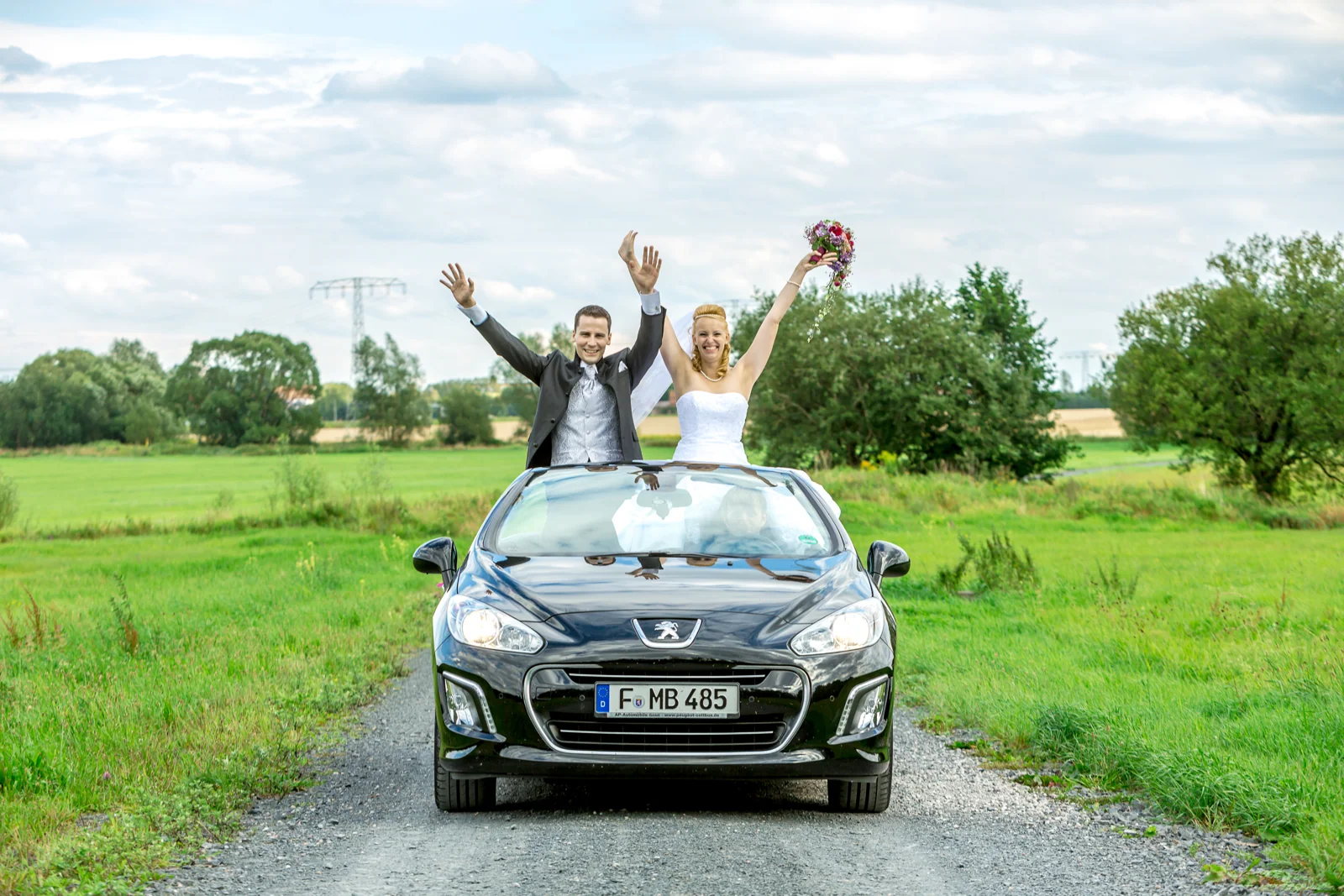 Antje und Martin im Hochzeitsauto – Hochzeit von Antje und Martin auf dem Schlossberg in Sonneberg