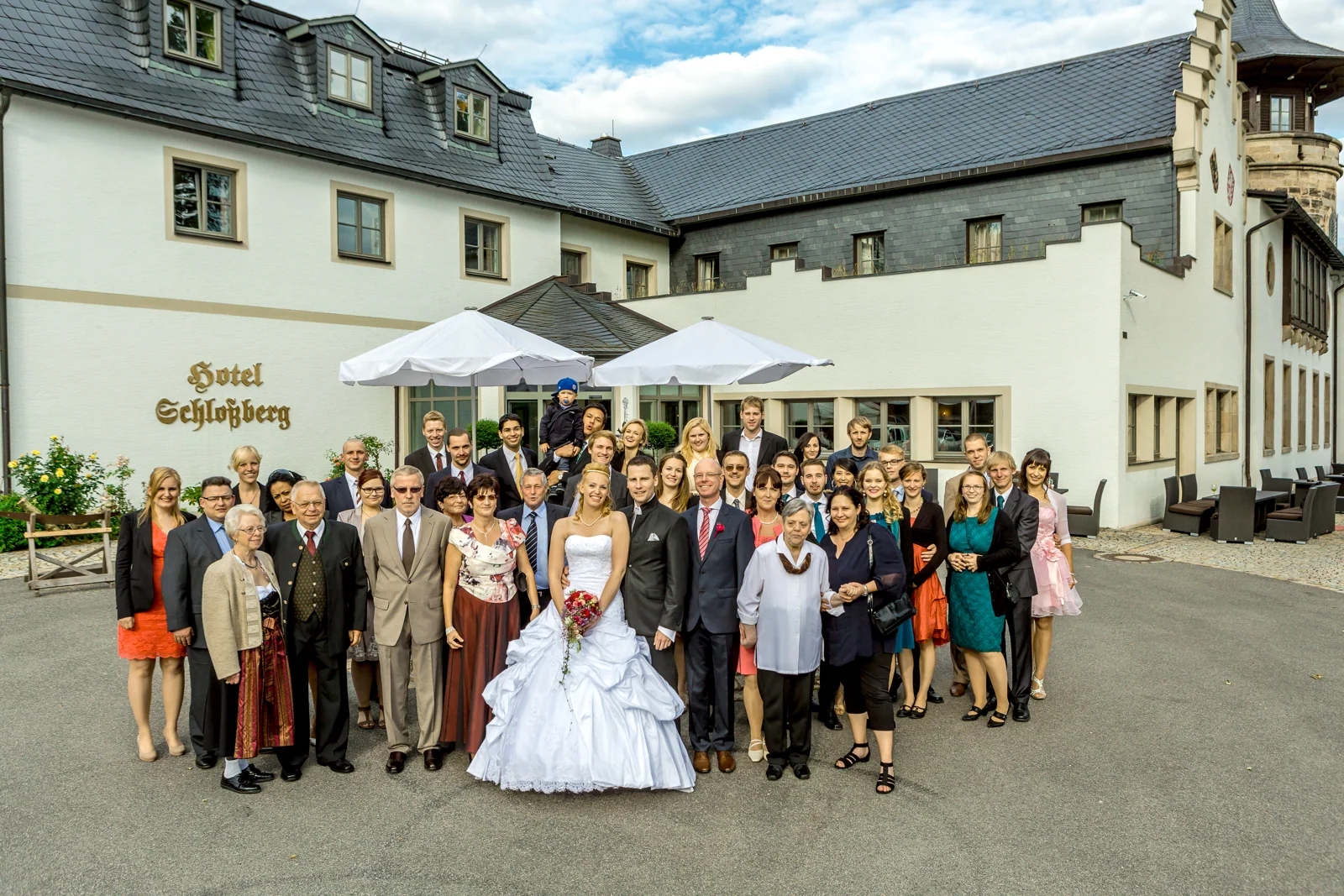 Ein Gruppenbild mit der Hochzeitsgesellschaft – Hochzeit von Antje und Martin auf dem Schlossberg in Sonneberg