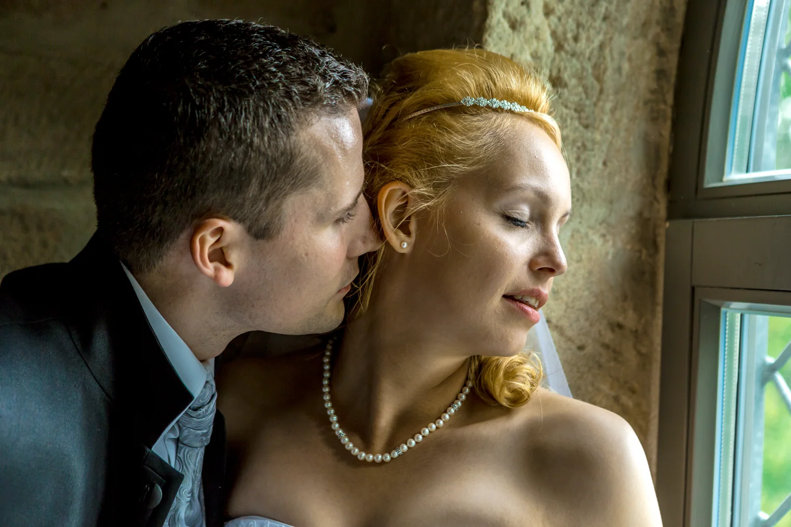 Ein leiser Moment am Fenster – Hochzeit von Antje und Martin auf dem Schlossberg in Sonneberg