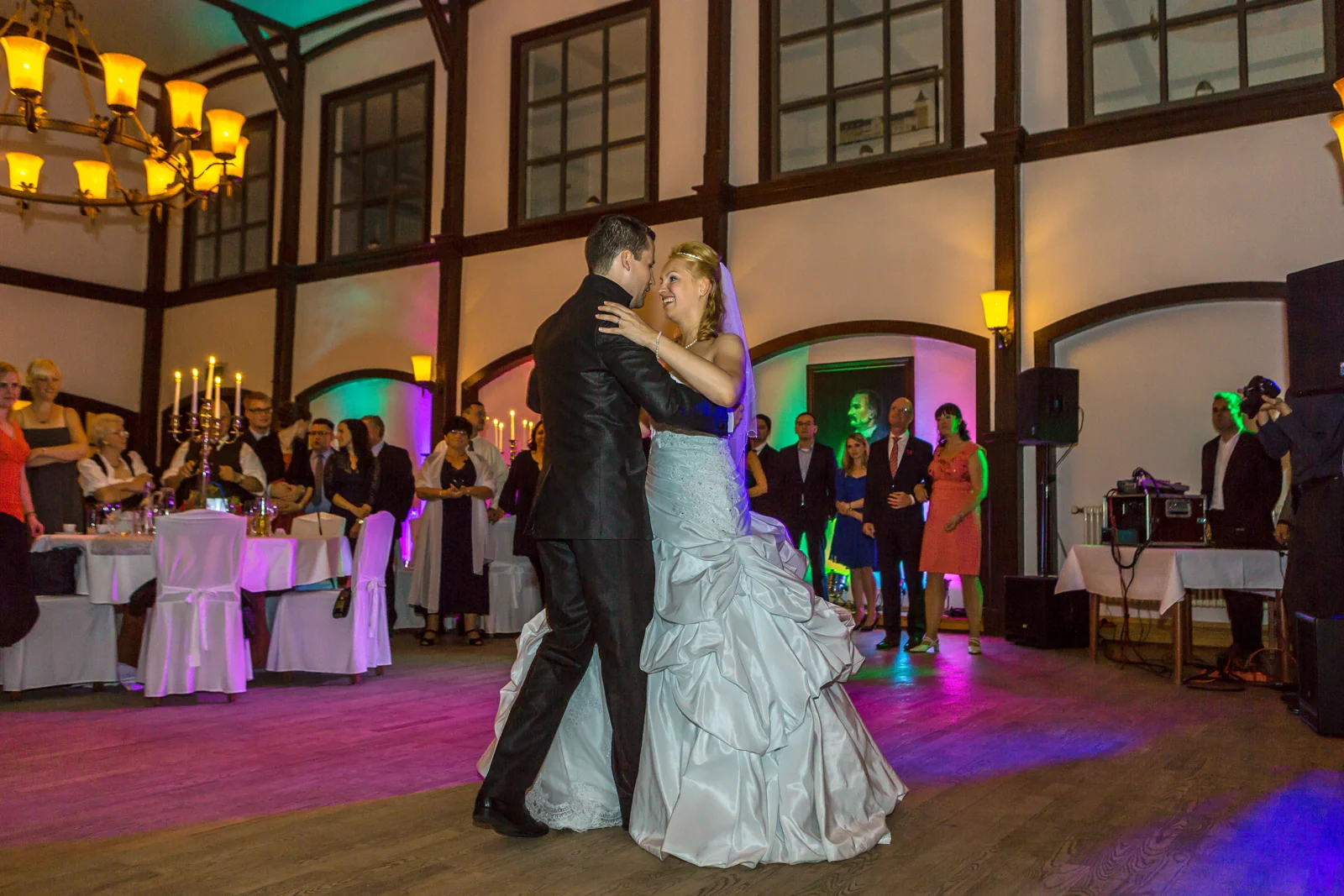 Der Hochzeitstanz im festlichen Saal – Hochzeit von Antje und Martin auf dem Schlossberg in Sonneberg