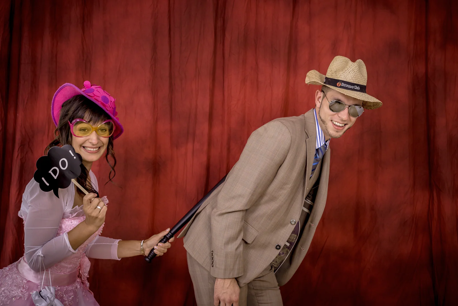 Witzige Fotobox-Posen mit Hut und Brille – Hochzeit von Antje und Martin auf dem Schlossberg in Sonneberg