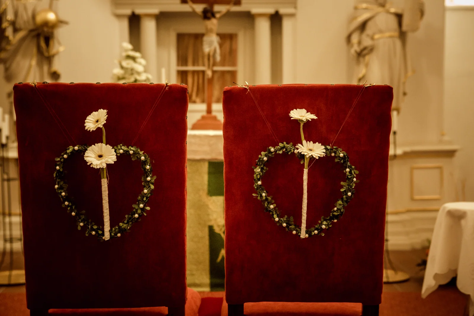 Blumenschmuck an den Stühlen des Brautpaares – Hochzeitsreportage von Jana und Christoph