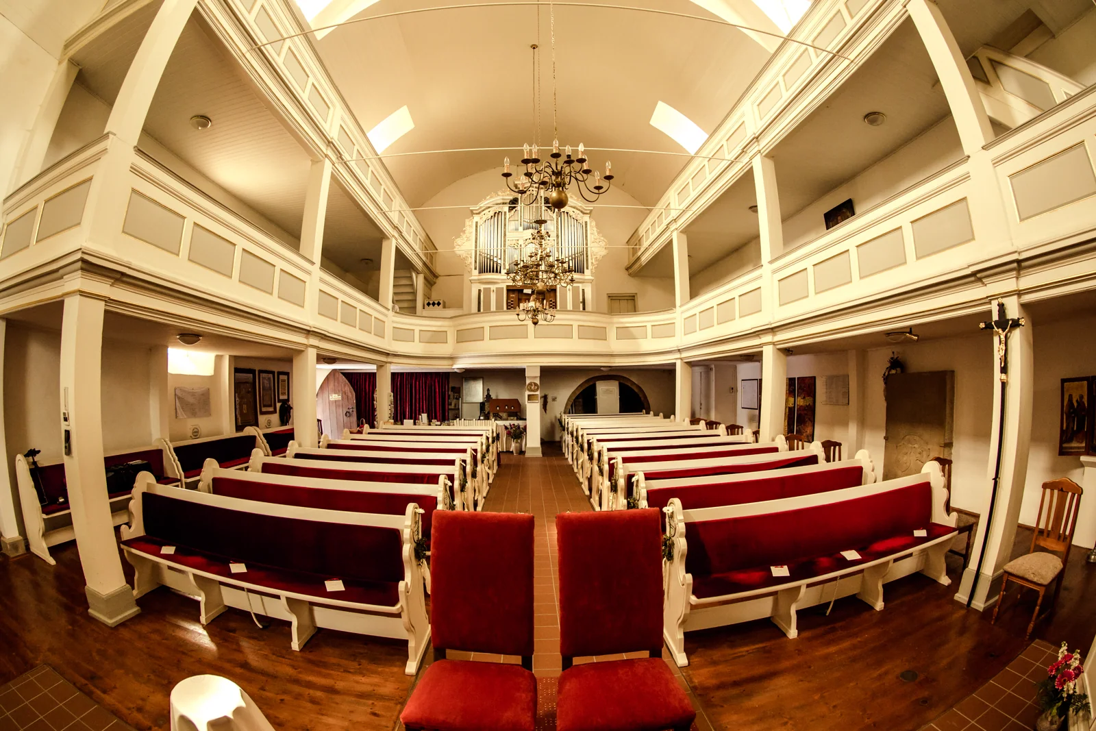 Blick in die Johann-Sebastian-Bach-Kirche – Hochzeitsreportage von Jana und Christoph