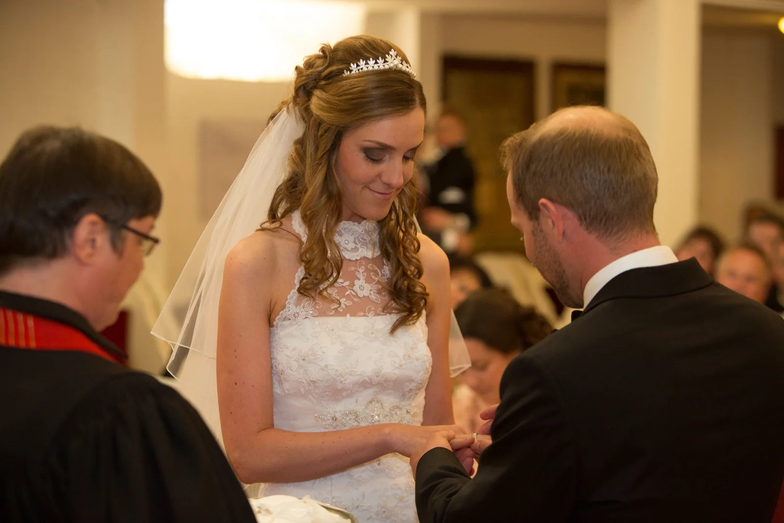 Der Ringtausch in der Kirche – Hochzeitsreportage von Jana und Christoph