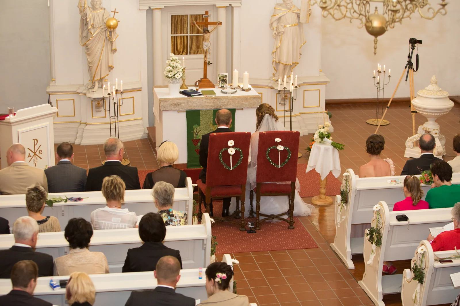 Die Hochzeitsgesellschaft vor dem Altar – Hochzeitsreportage von Jana und Christoph