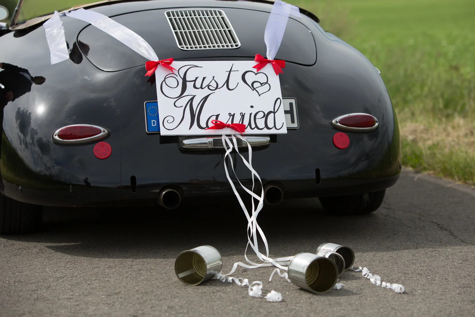 Das geschmückte Hochzeitsauto mit Just-Married-Schild – Hochzeitsreportage von Jana und Christoph
