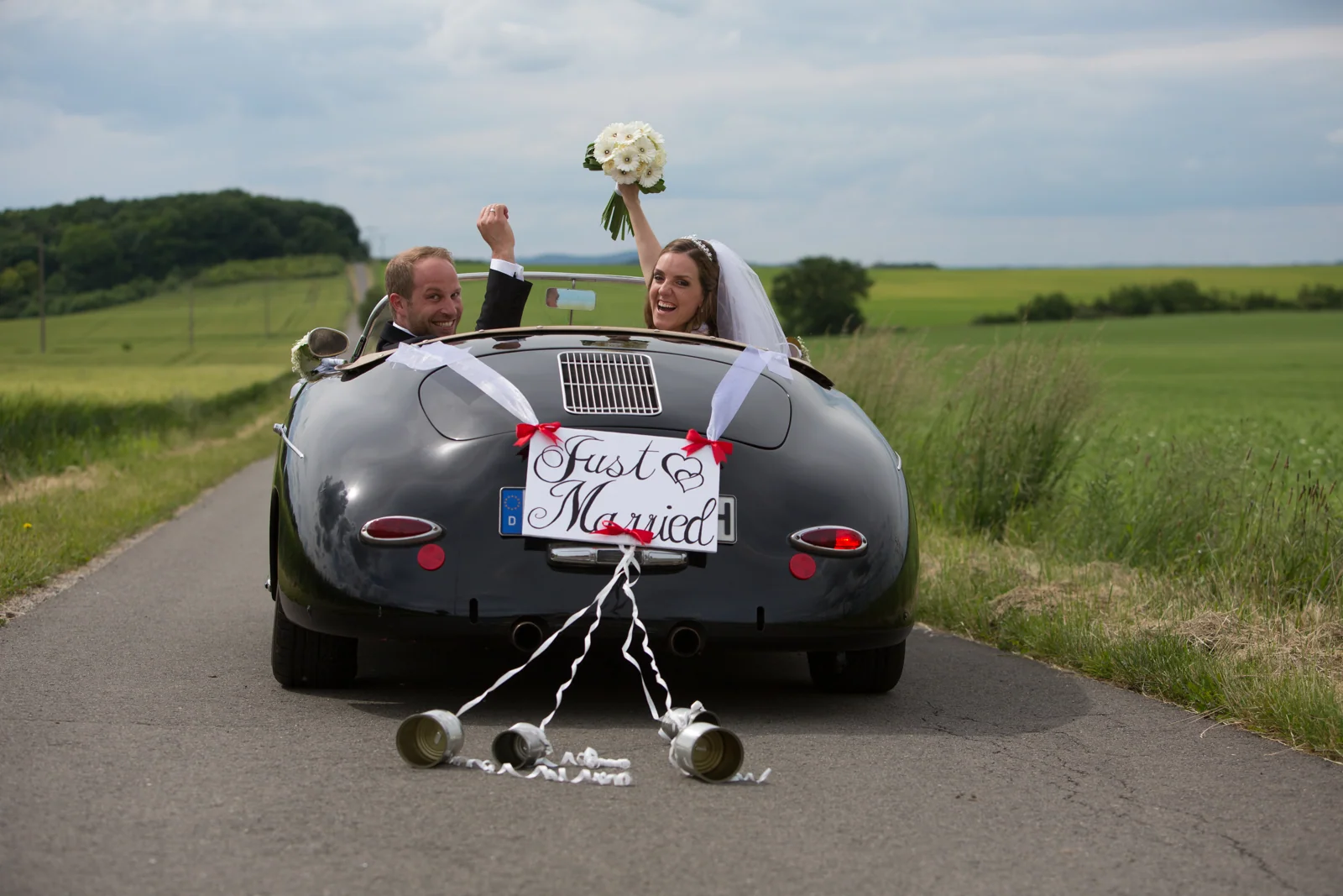 Jana und Christoph im offenen Hochzeitsauto – Hochzeitsreportage von Jana und Christoph