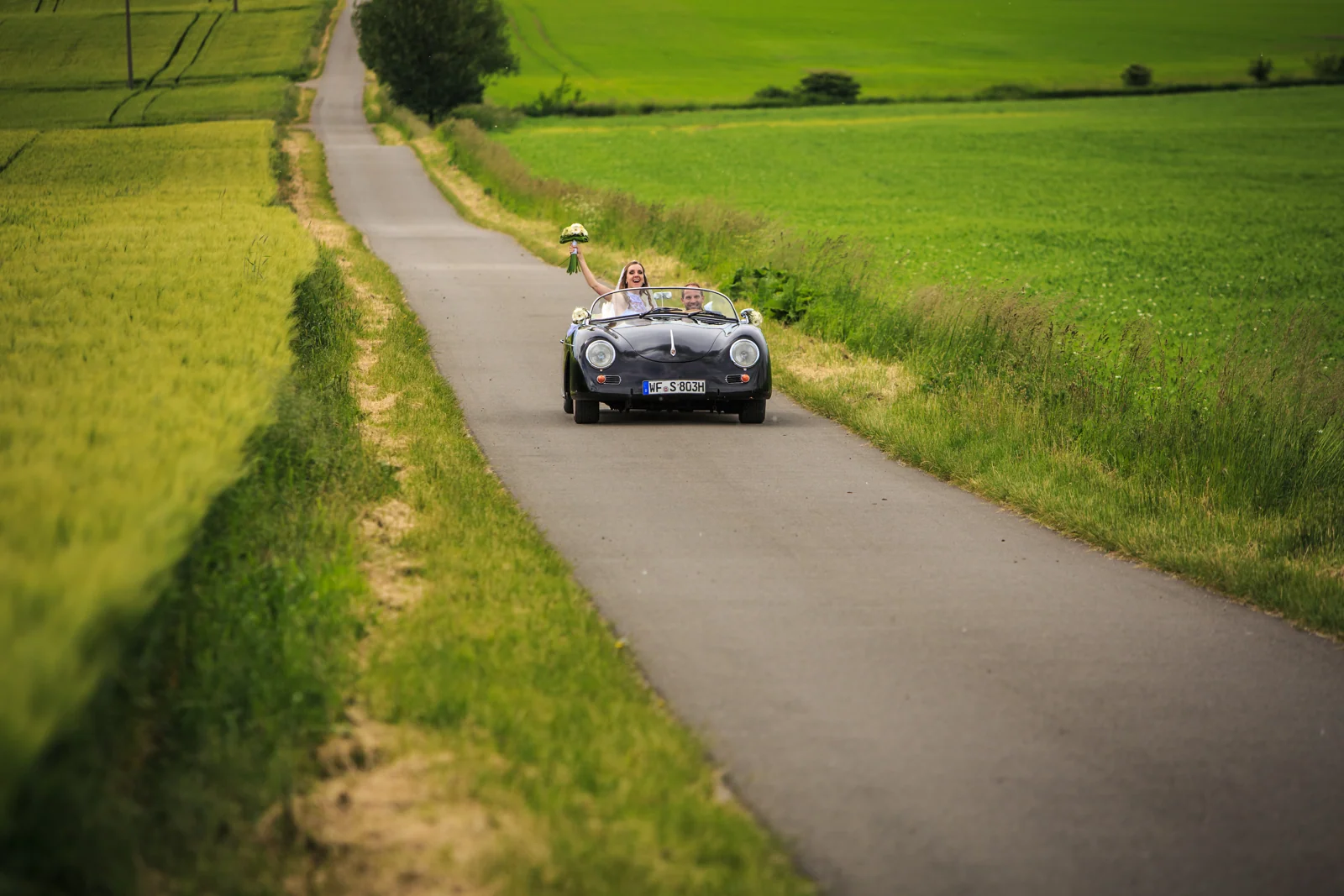 Unterwegs beim Paarshooting mit dem Cabrio – Hochzeitsreportage von Jana und Christoph