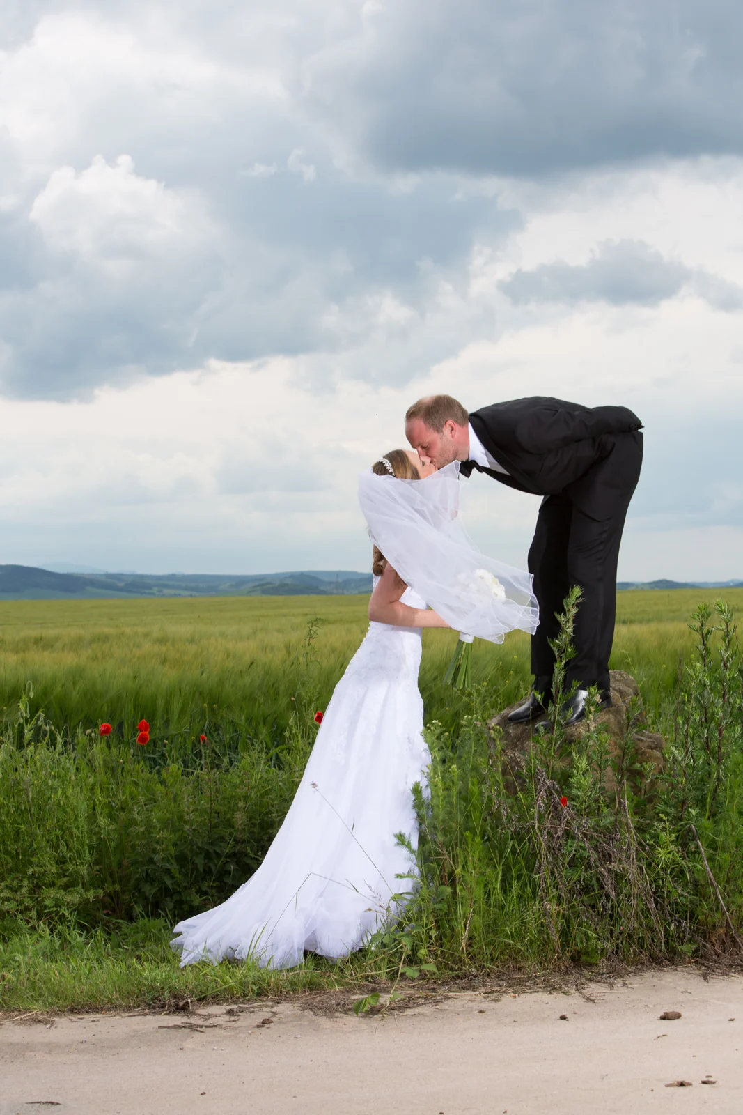 Ein schwungvoller Kuss beim Paarshooting – Hochzeitsreportage von Jana und Christoph