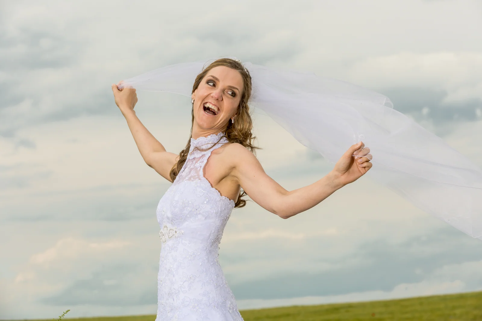 Jana lacht beim Shooting – Hochzeitsreportage von Jana und Christoph