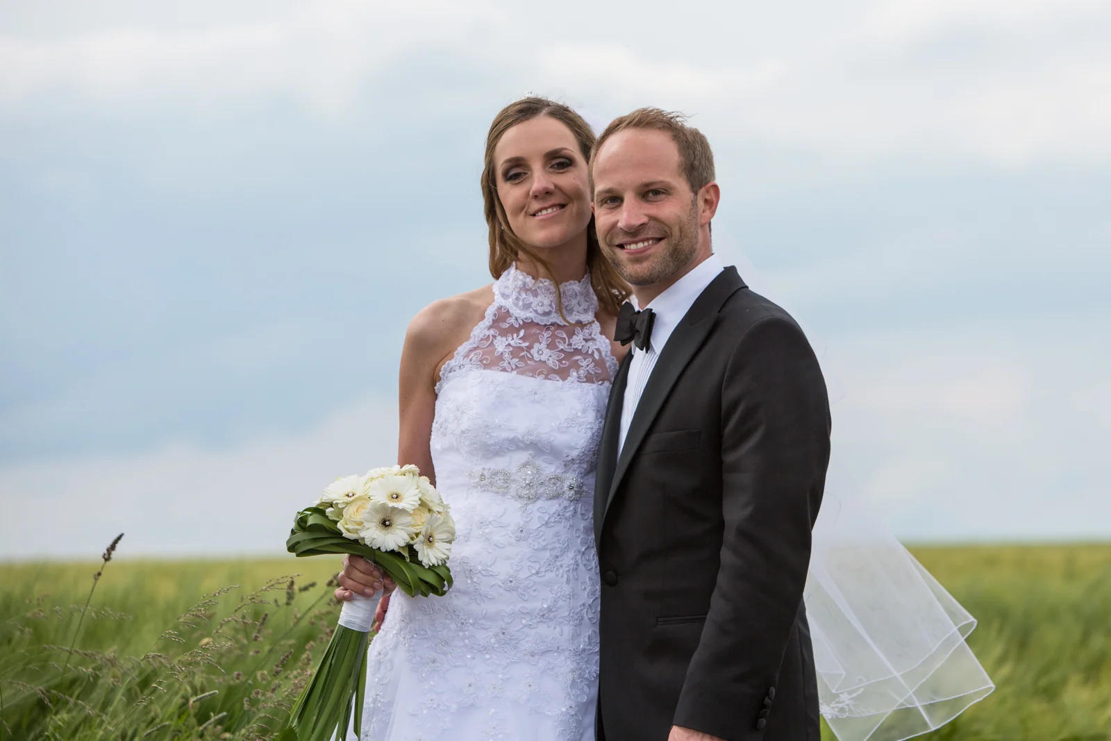 Jana und Christoph vor der sommerlichen Landschaft – Hochzeitsreportage von Jana und Christoph