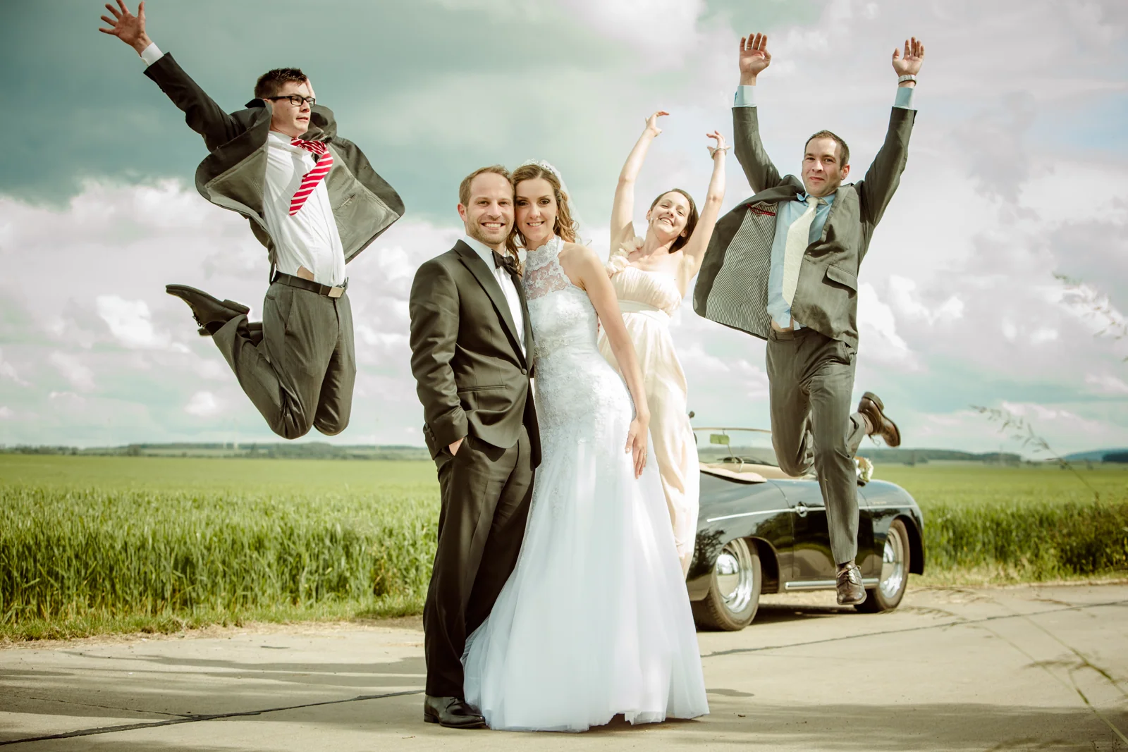 Ein ausgelassenes Gruppenbild mit den Begleitern – Hochzeitsreportage von Jana und Christoph