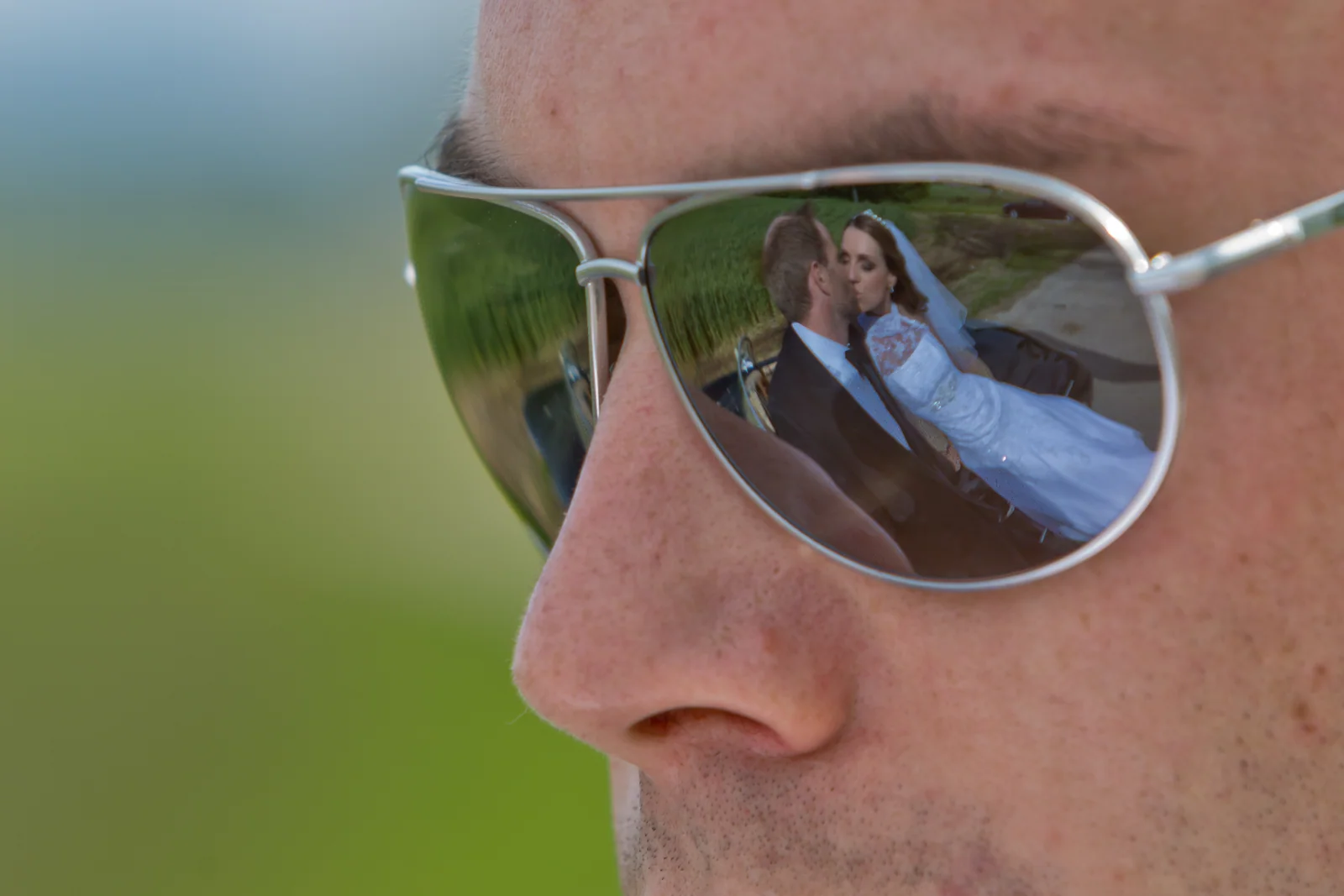Das Brautpaar spiegelt sich in der Sonnenbrille – Hochzeitsreportage von Jana und Christoph