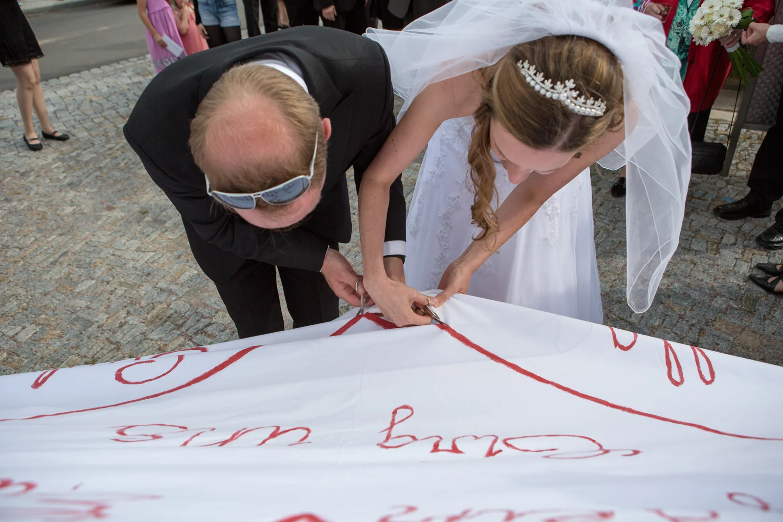 Gemeinsam das Herz aus dem Hochzeitstuch schneiden – Hochzeitsreportage von Jana und Christoph