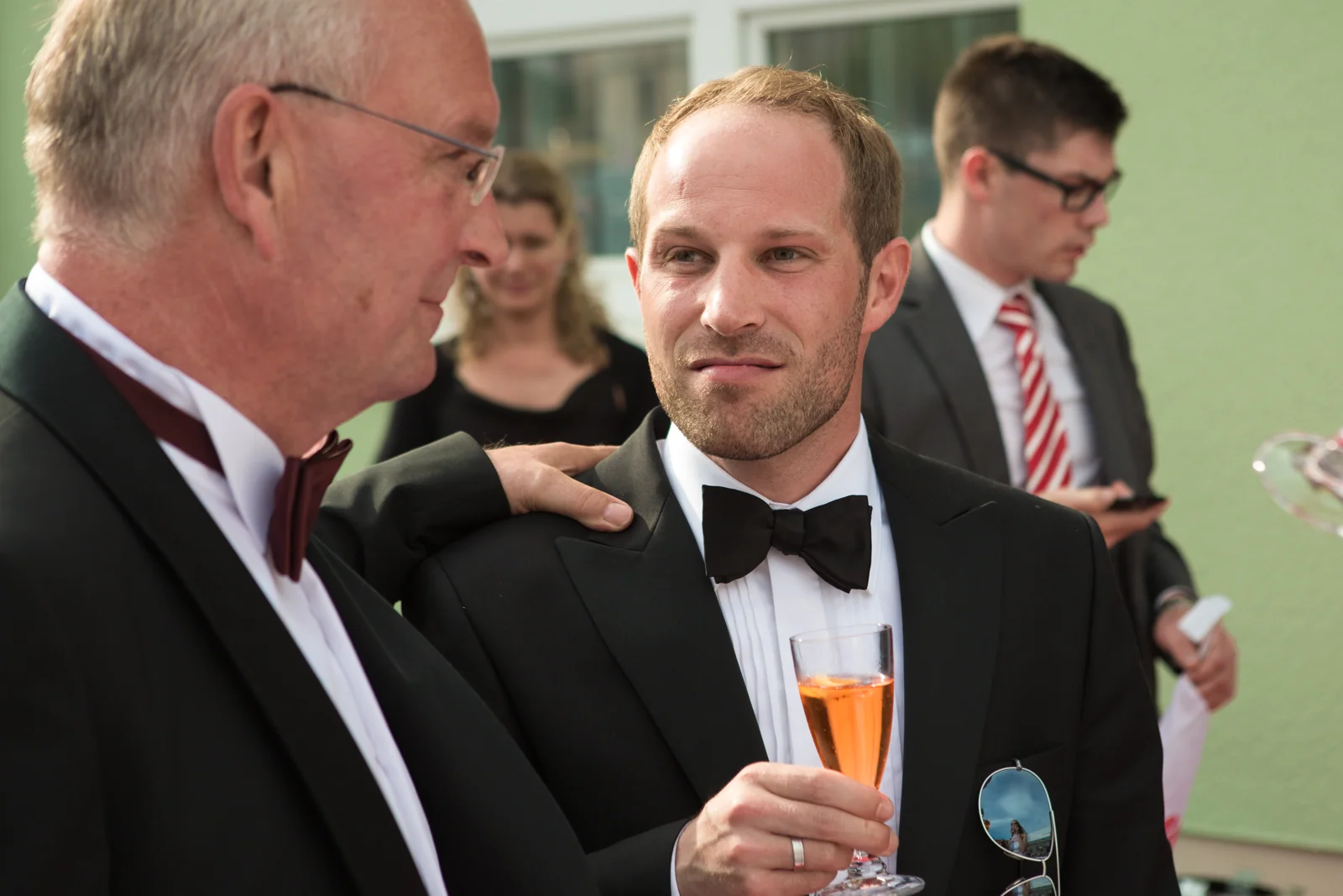 Christoph im Gespräch mit einem Gast – Hochzeitsreportage von Jana und Christoph