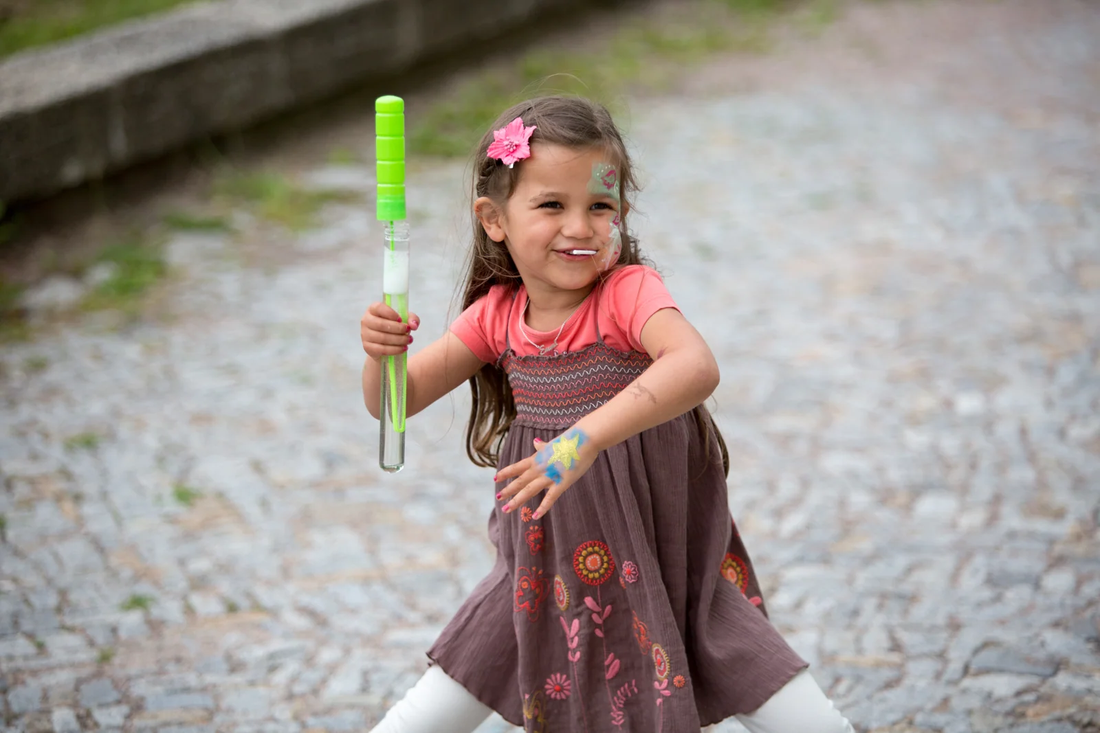 Seifenblasen sorgen für Freude bei den Kindern – Hochzeitsreportage von Jana und Christoph