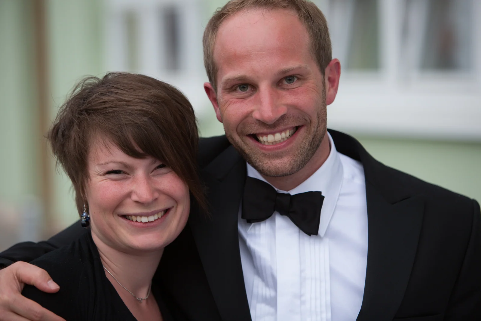 Ein gemeinsames Portrait mit einem Hochzeitsgast – Hochzeitsreportage von Jana und Christoph