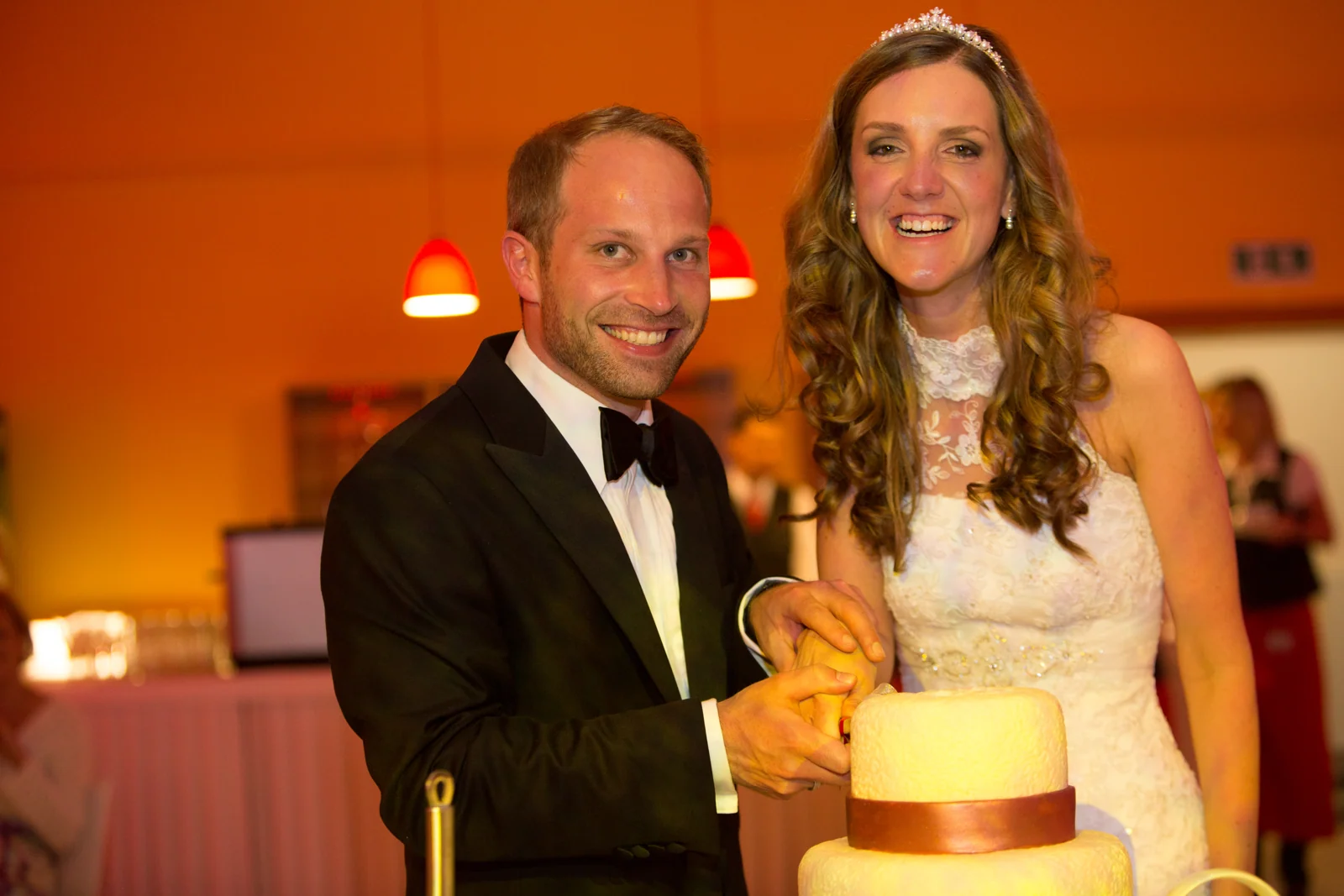 Jana und Christoph mit der Hochzeitstorte – Hochzeitsreportage von Jana und Christoph