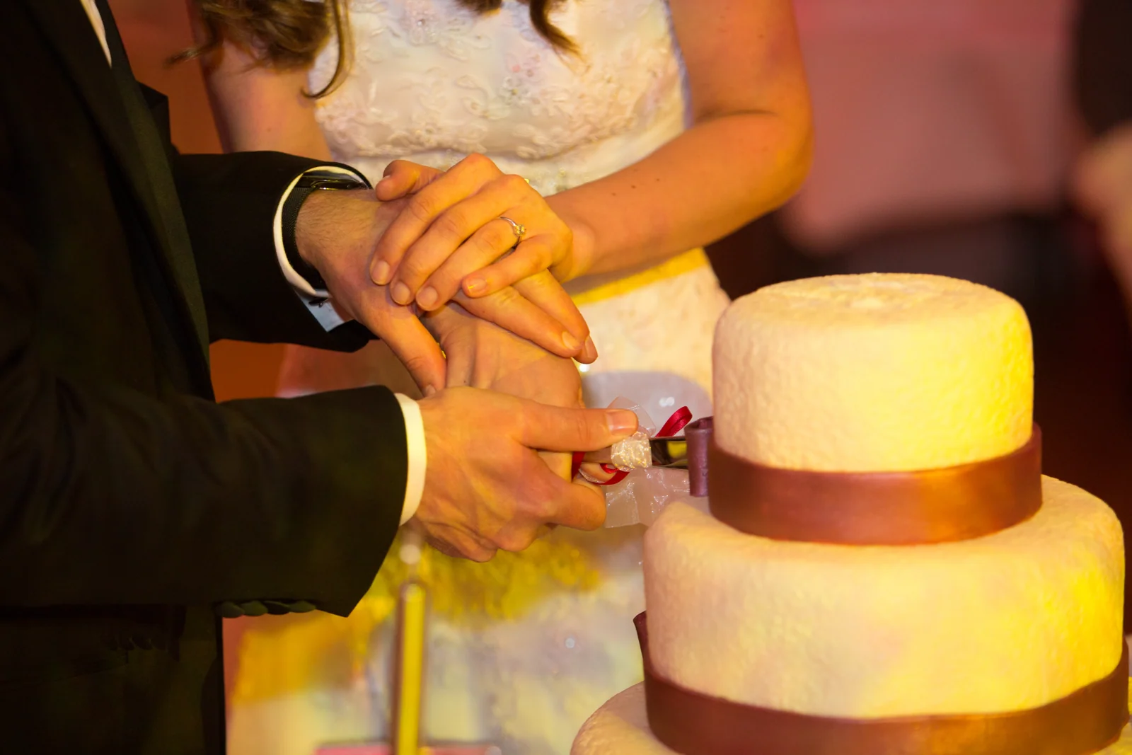Gemeinsam die Hochzeitstorte anschneiden – Hochzeitsreportage von Jana und Christoph