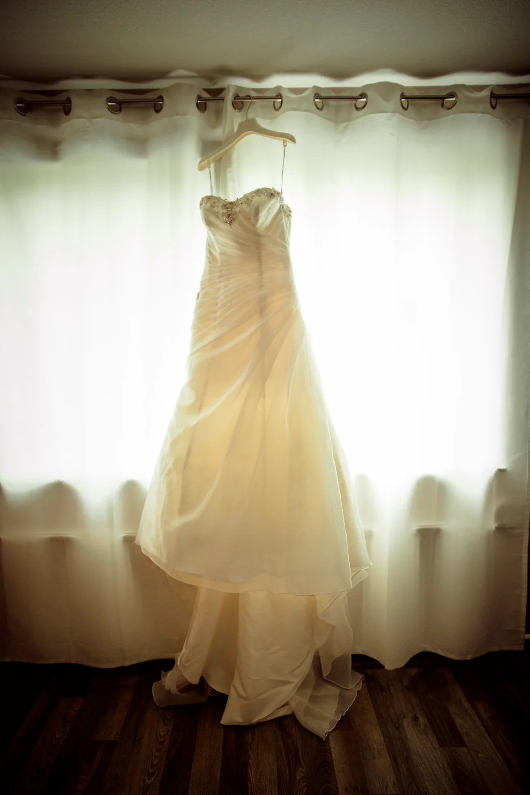 Das Brautkleid am Fenster – Hochzeitsreportage von Jan und Sabrina