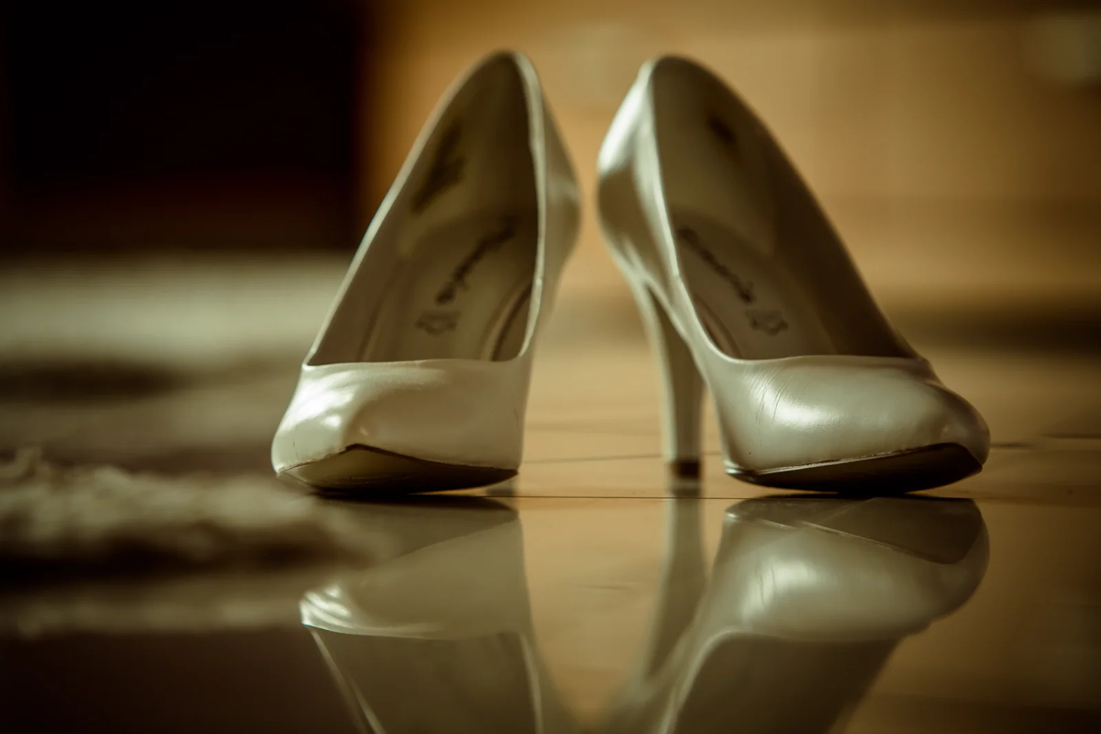 Die Brautschuhe vor der Hochzeit – Hochzeitsreportage von Jan und Sabrina