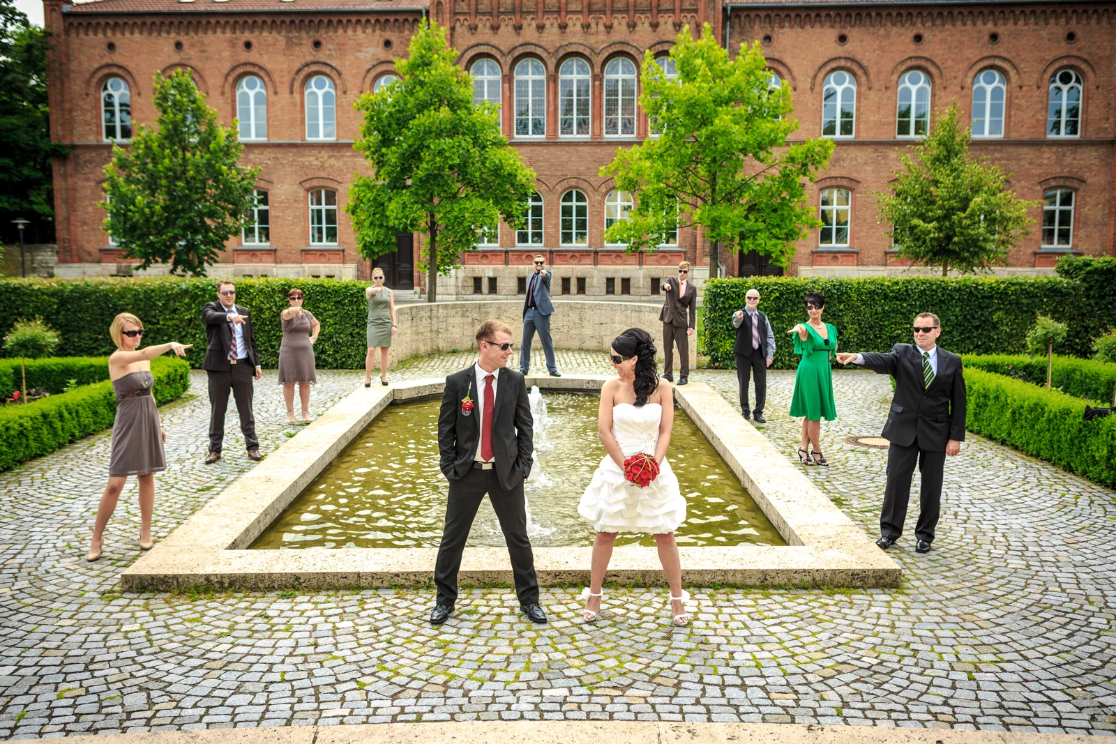 Ein gemeinsames Gruppenbild im Garten – Hochzeitsreportage von Jan und Sabrina