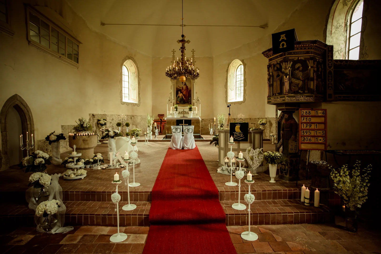 Blick in die festlich geschmückte Kirche – Hochzeitsreportage von Jan und Sabrina