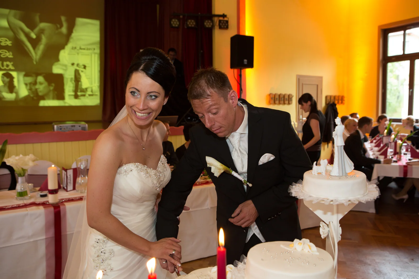Jan und Sabrina schneiden ihre Hochzeitstorte an – Hochzeitsreportage von Jan und Sabrina