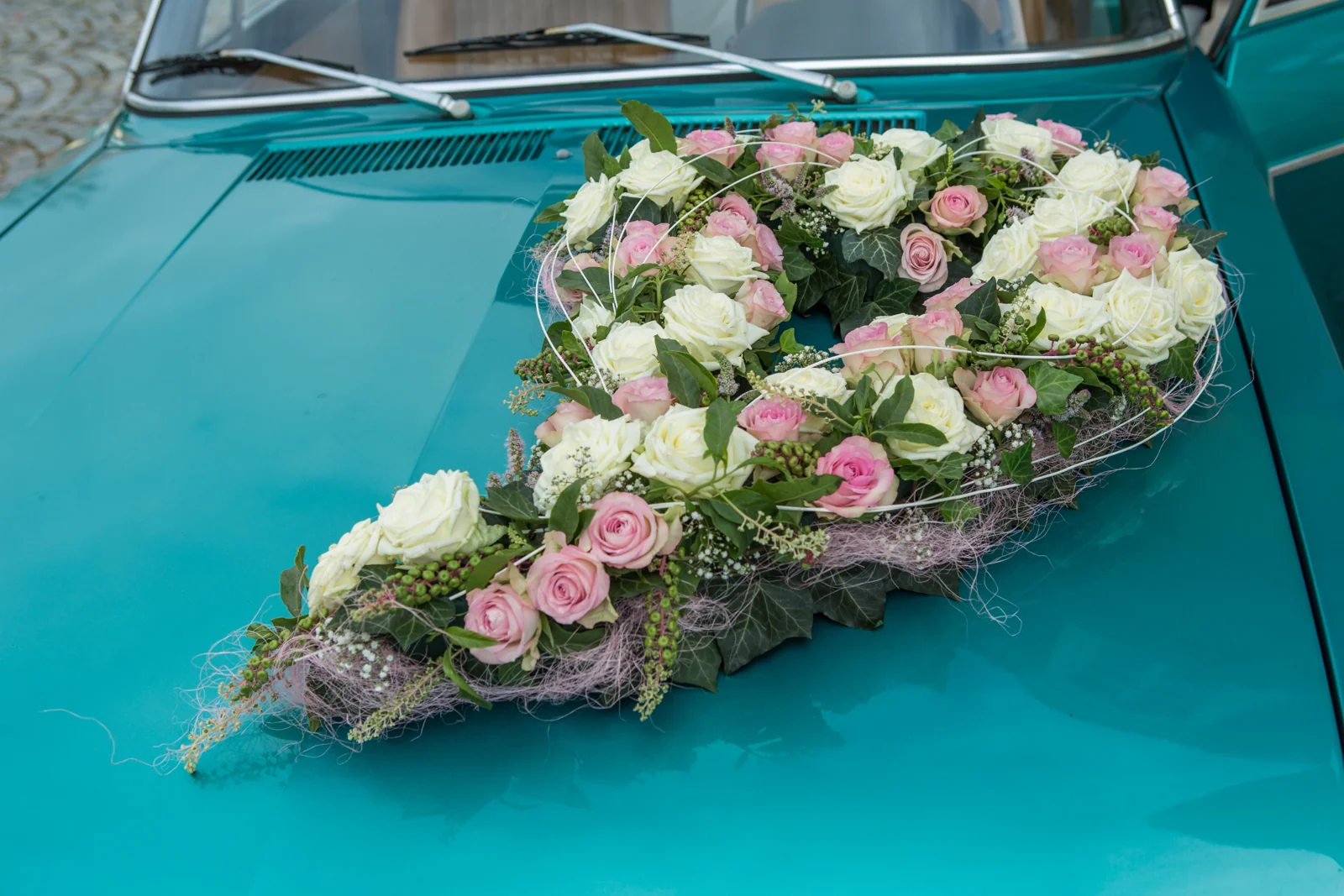 Blumenschmuck auf dem türkisfarbenen Hochzeitsauto – Hochzeitsreportage von Romy und Tobi