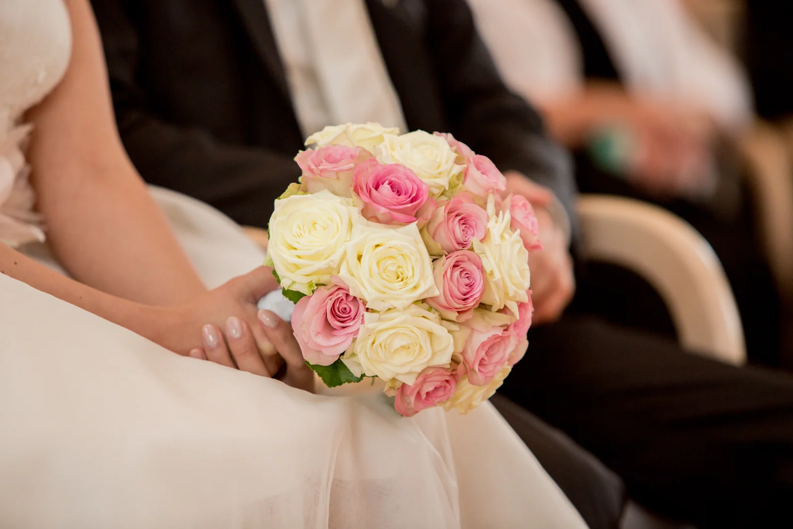 Romys Brautstrauß aus rosa und weißen Rosen – Hochzeitsreportage von Romy und Tobi
