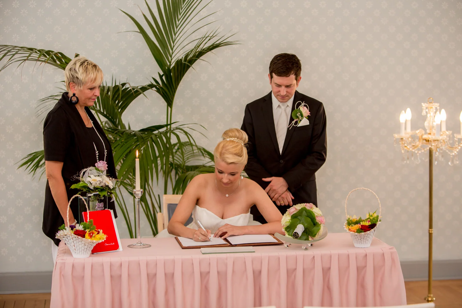 Romy unterschreibt nach der Trauung – Hochzeitsreportage von Romy und Tobi