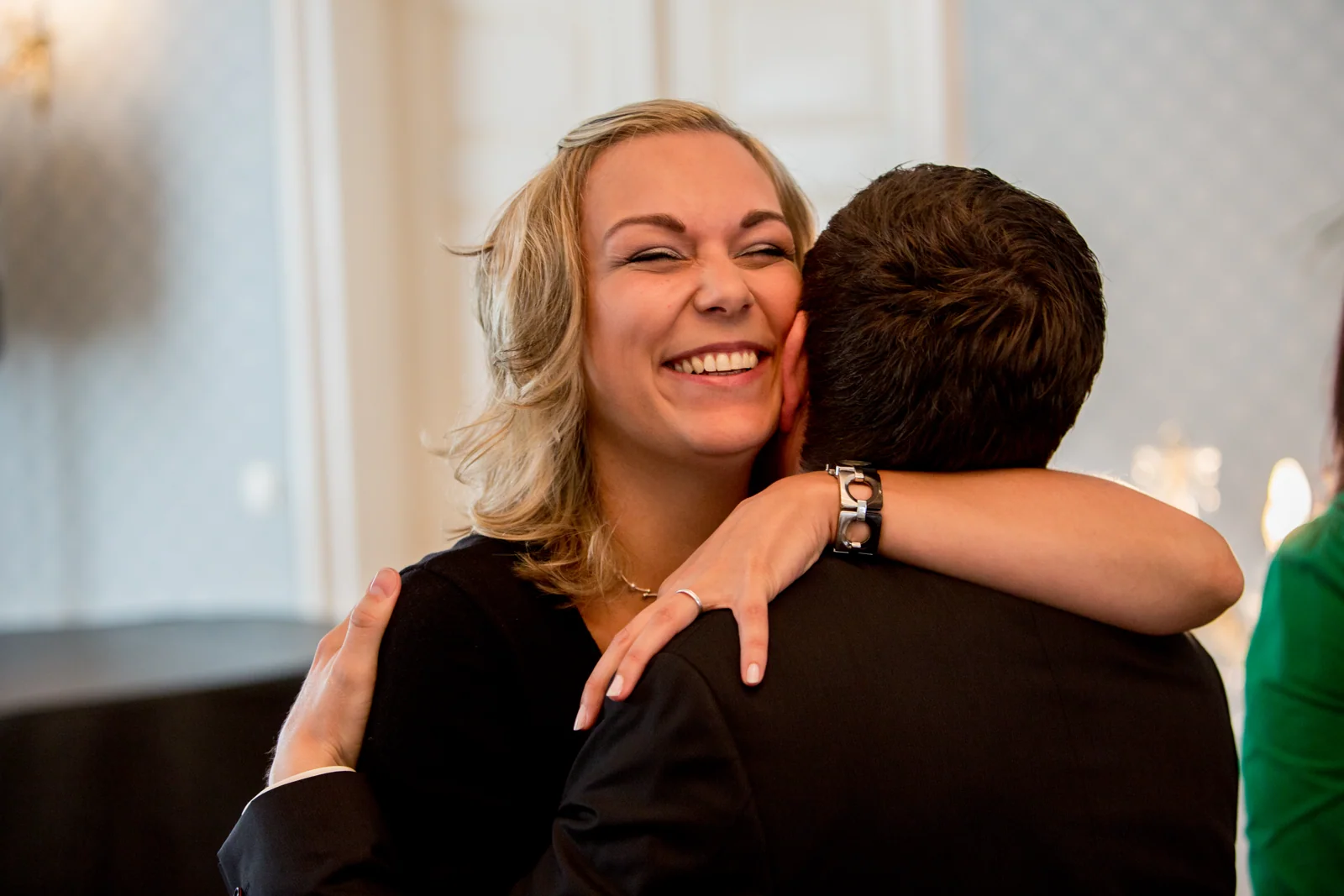 Ausgelassene Freude bei den Gratulationen – Hochzeitsreportage von Romy und Tobi