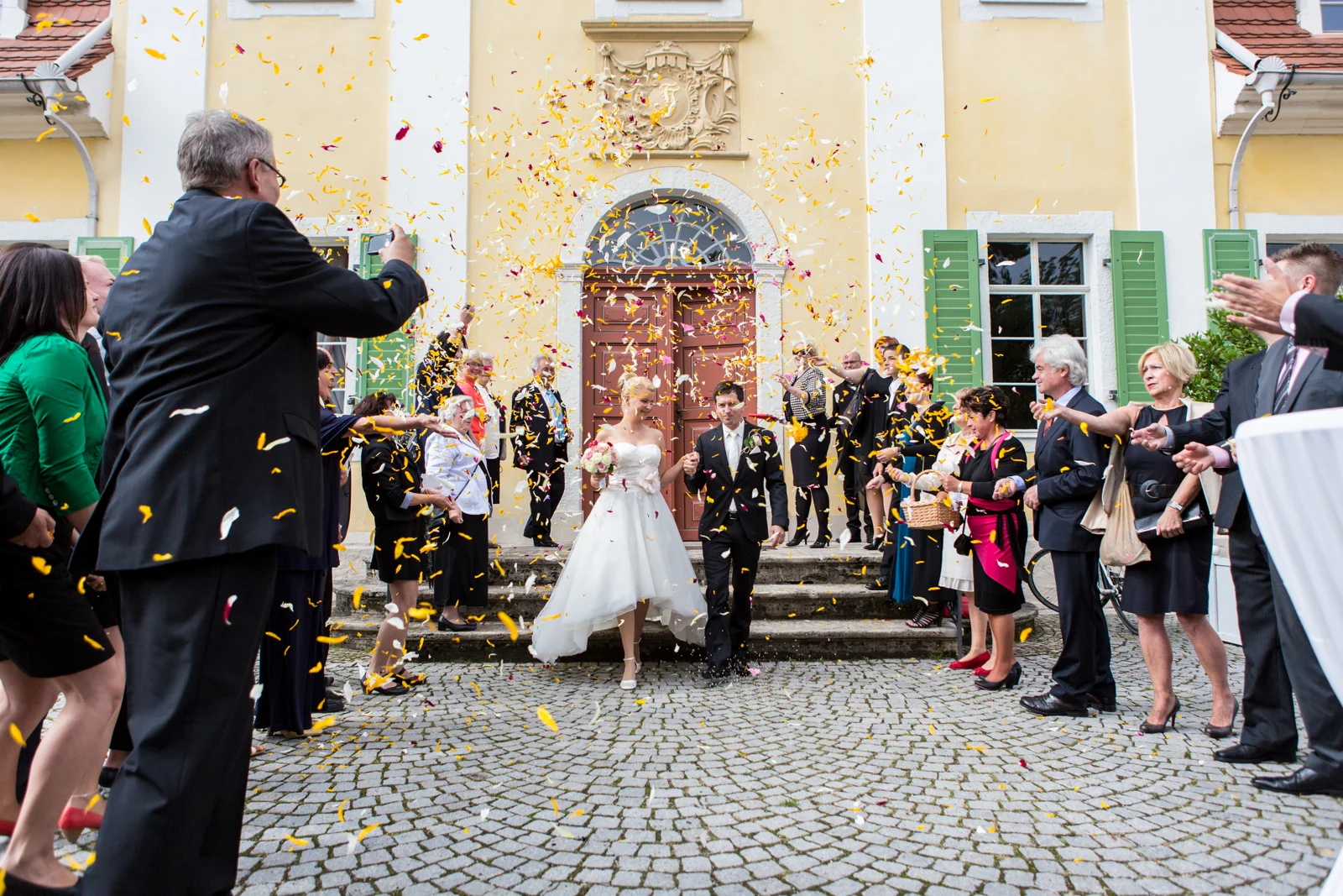 Blütenblätter empfangen das Brautpaar – Hochzeitsreportage von Romy und Tobi