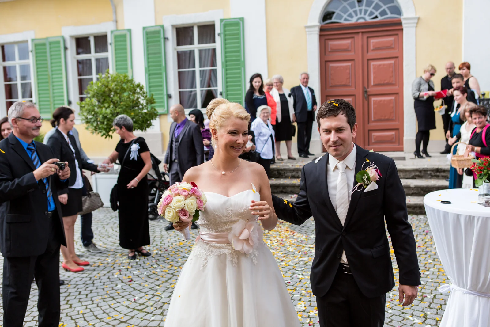 Romy und Tobi verlassen das Schlösschen – Hochzeitsreportage von Romy und Tobi