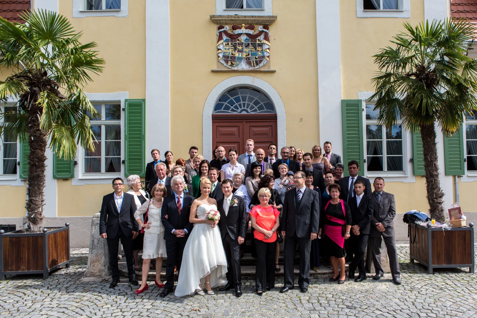 Gruppenbild vor dem Friederikenschlösschen – Hochzeitsreportage von Romy und Tobi