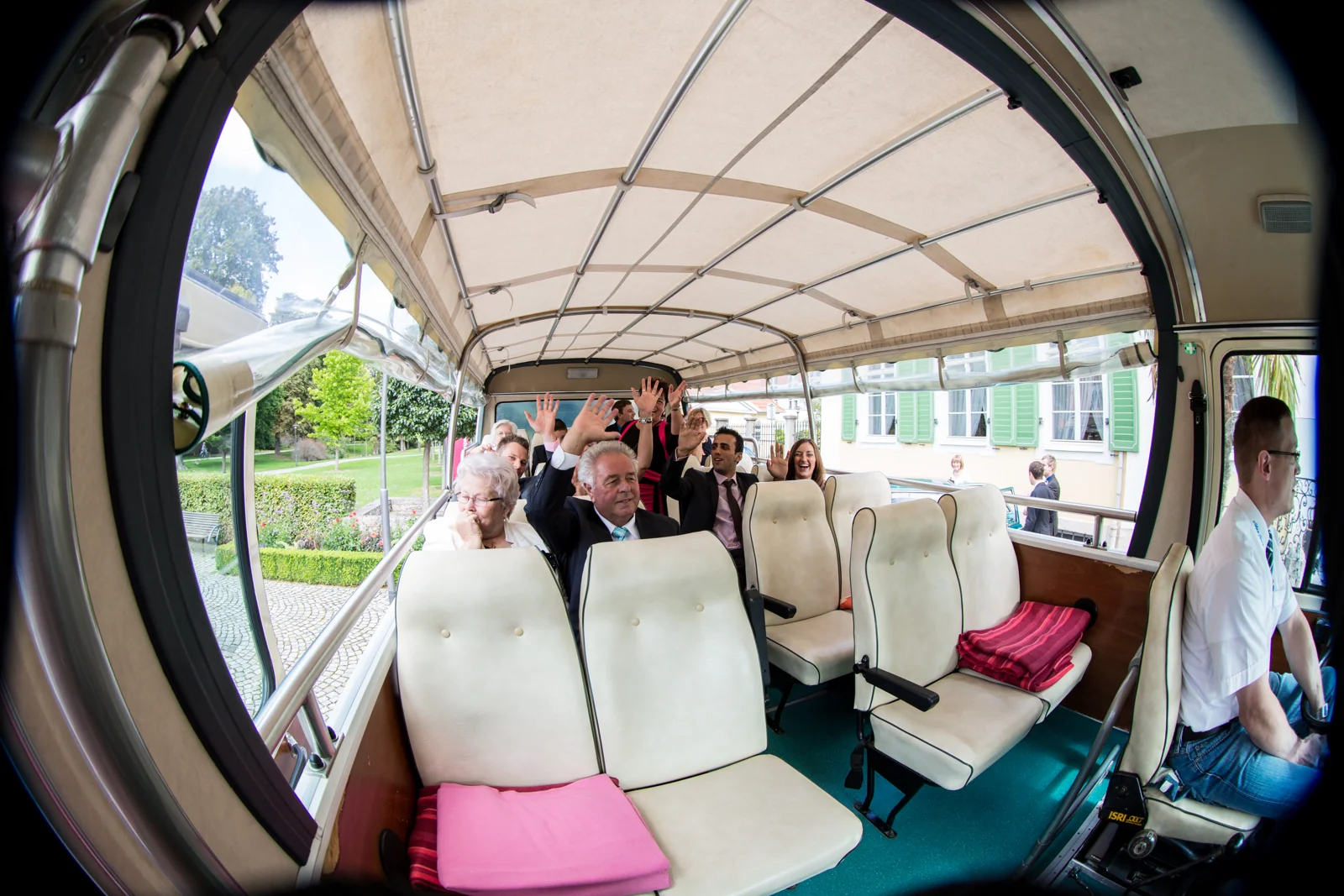 Die Gäste im offenen Bus – Hochzeitsreportage von Romy und Tobi
