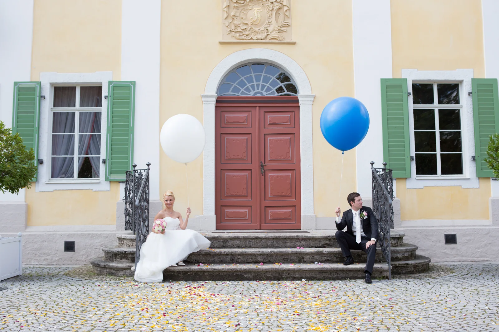 Blaue und weiße Luftballons vor dem Schlösschen – Hochzeitsreportage von Romy und Tobi