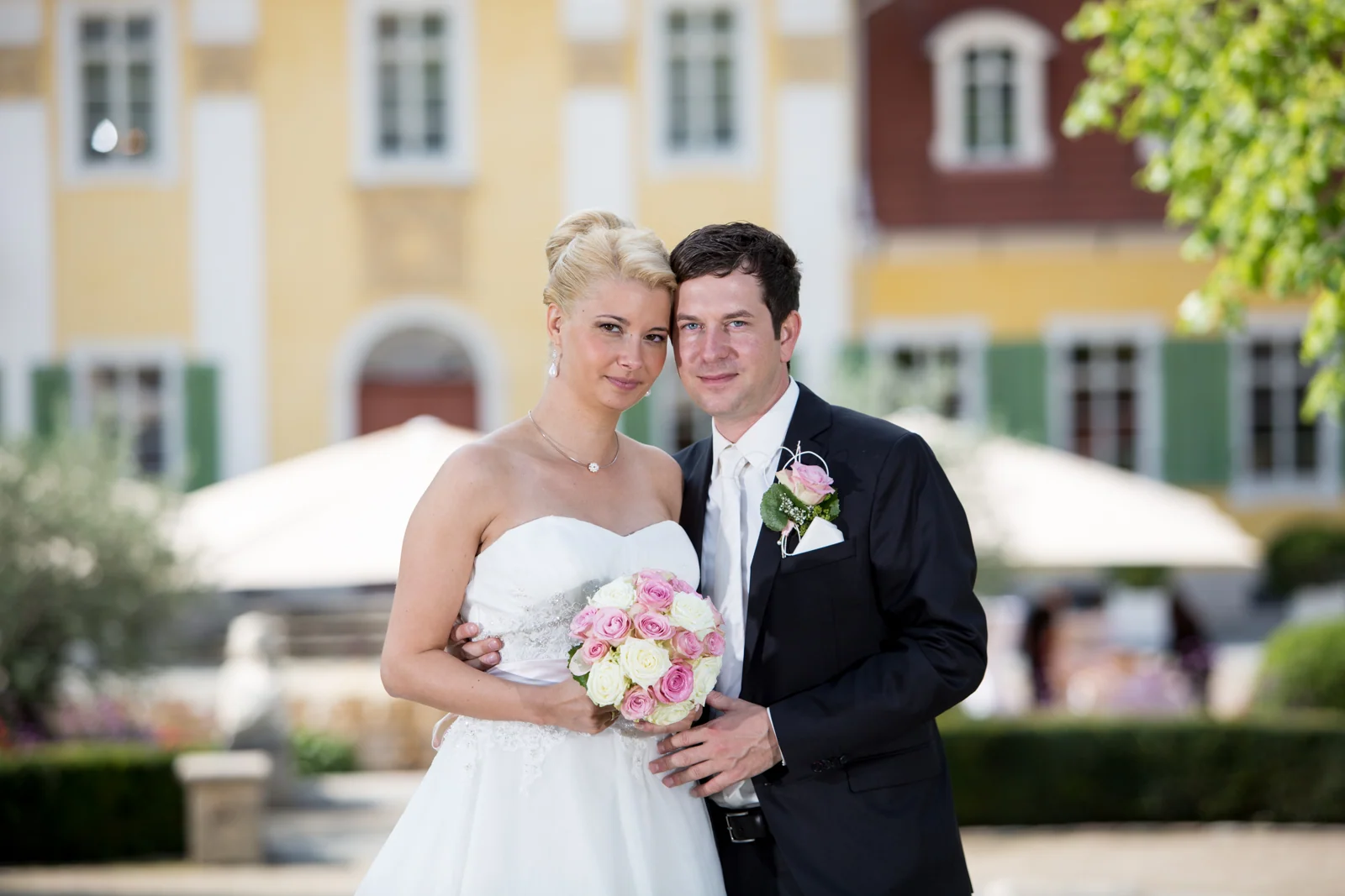Romy und Tobi vor dem Schlösschen – Hochzeitsreportage von Romy und Tobi
