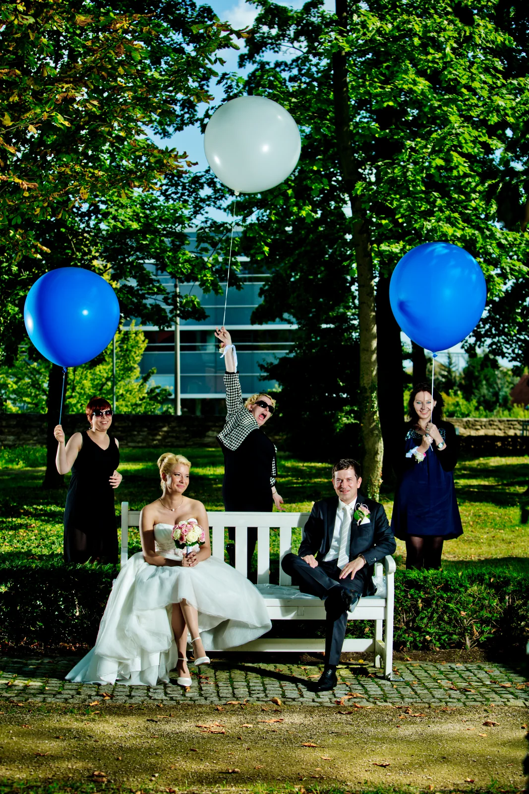 Freunde und Luftballons beim Paarshooting – Hochzeitsreportage von Romy und Tobi