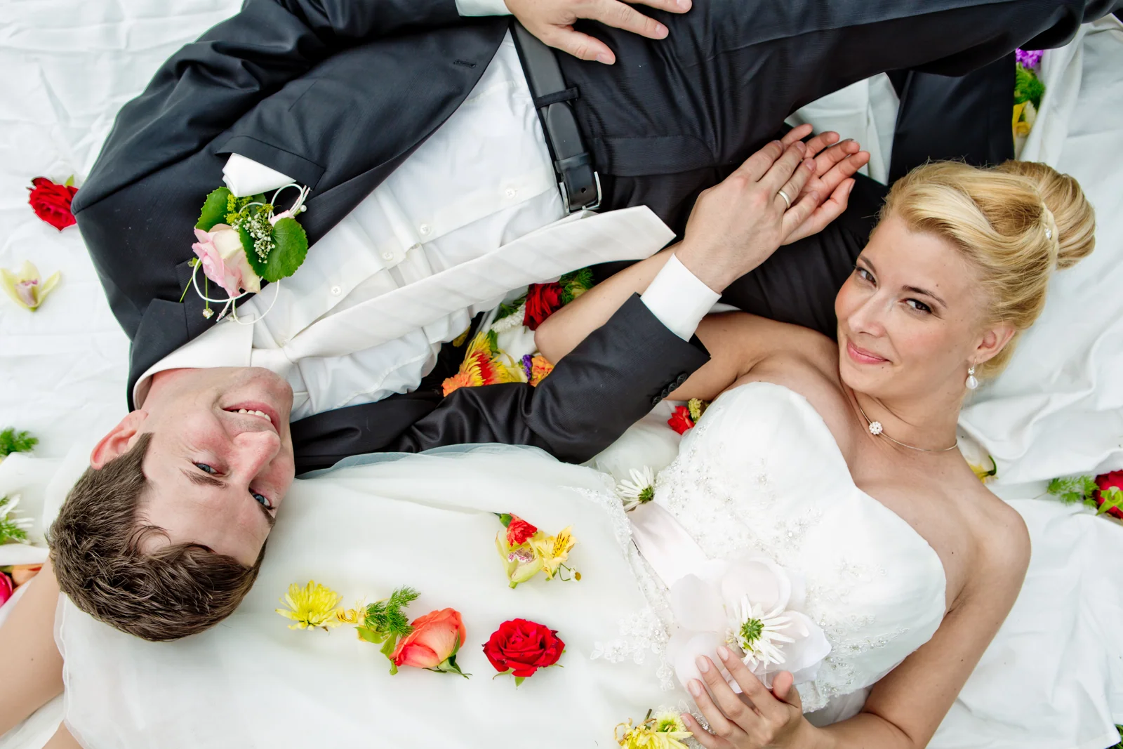 Romy und Tobi zwischen Rosenblüten – Hochzeitsreportage von Romy und Tobi