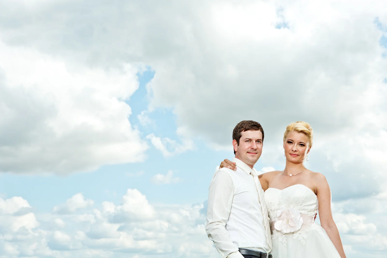Das Brautpaar unter weitem Himmel – Hochzeitsreportage von Romy und Tobi