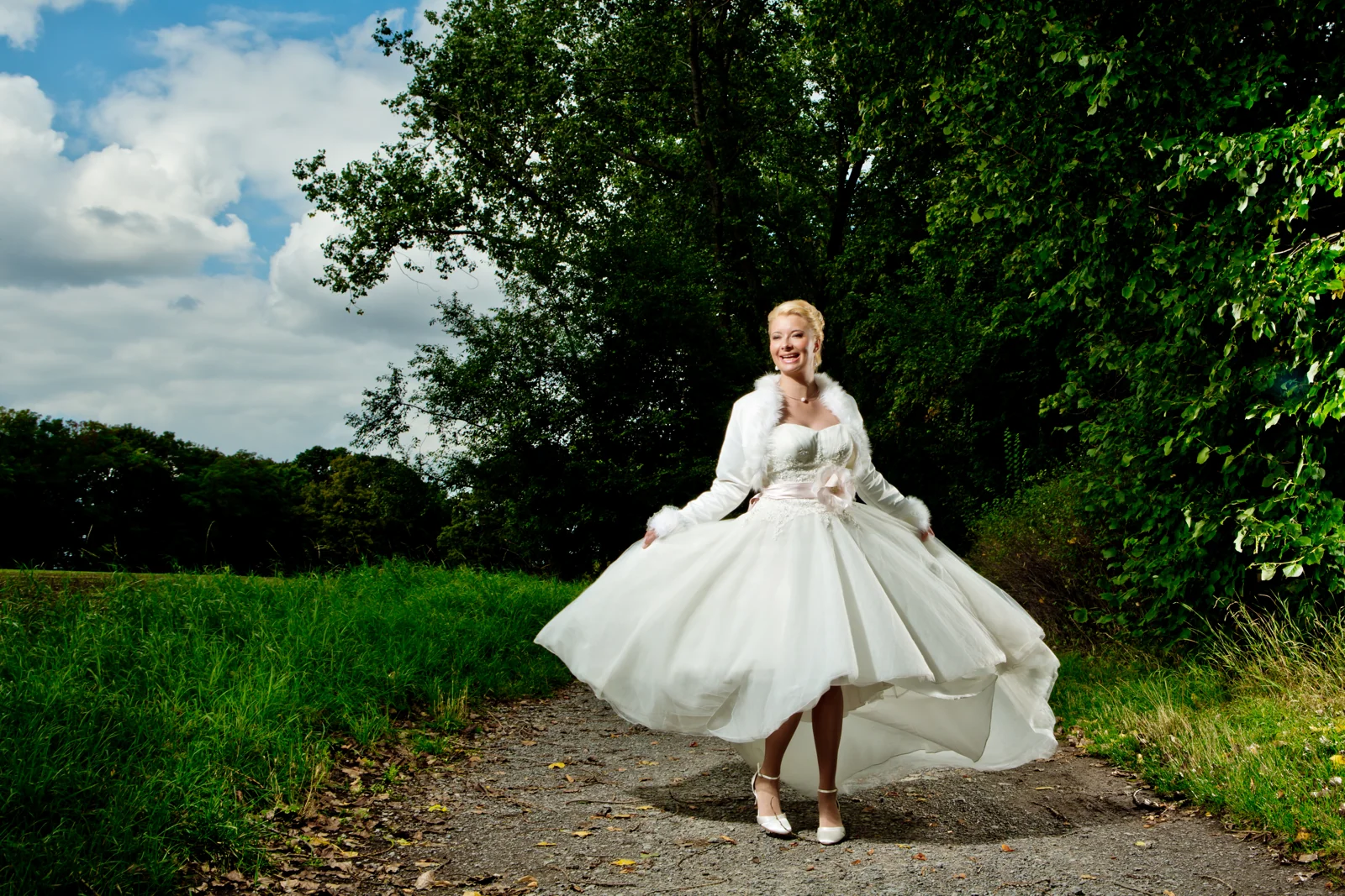 Romy lässt ihr Brautkleid schwingen – Hochzeitsreportage von Romy und Tobi