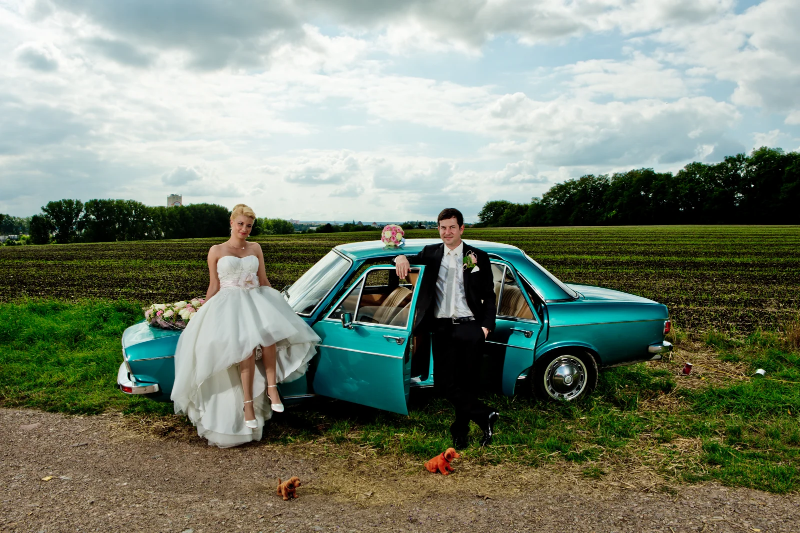 Gemeinsam am türkisfarbenen Hochzeitsauto – Hochzeitsreportage von Romy und Tobi