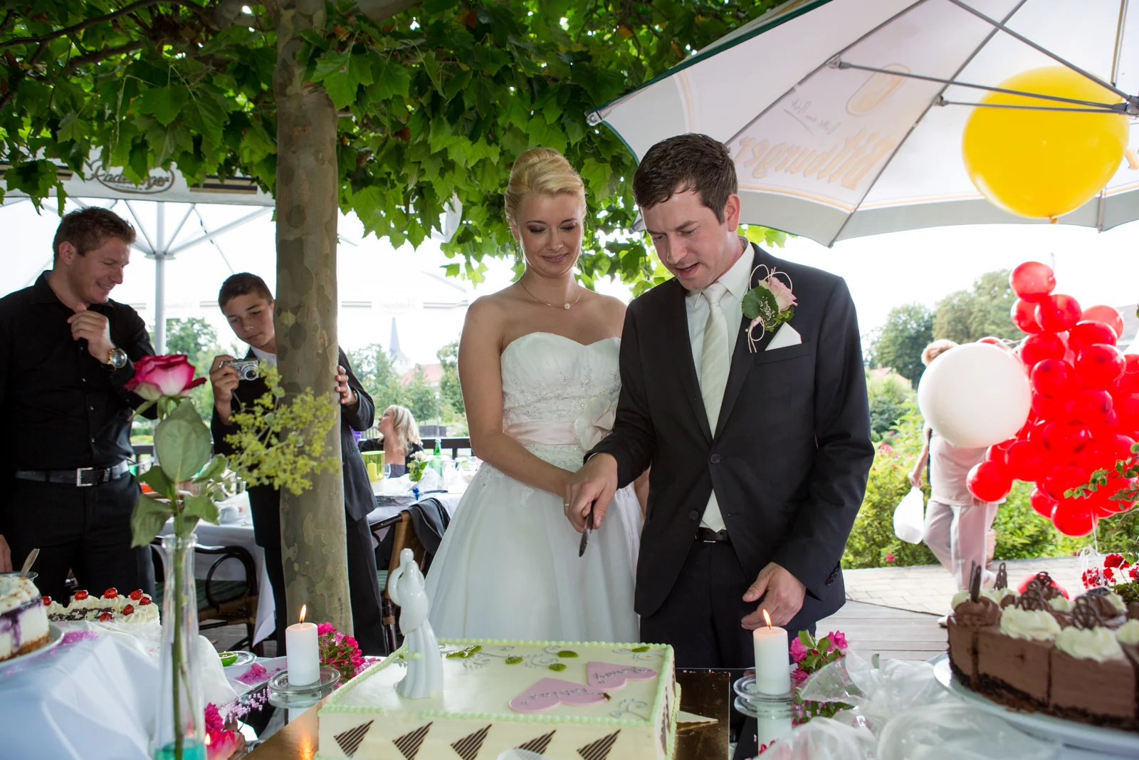 Romy und Tobi schneiden ihre Hochzeitstorte an – Hochzeitsreportage von Romy und Tobi