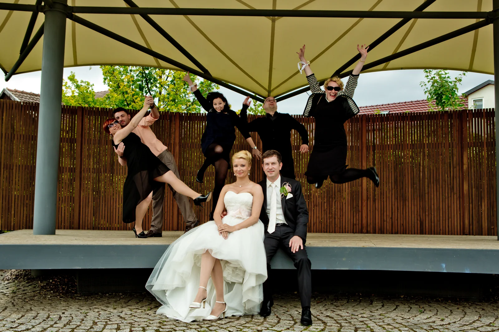 Freunde springen für das Gruppenfoto – Hochzeitsreportage von Romy und Tobi