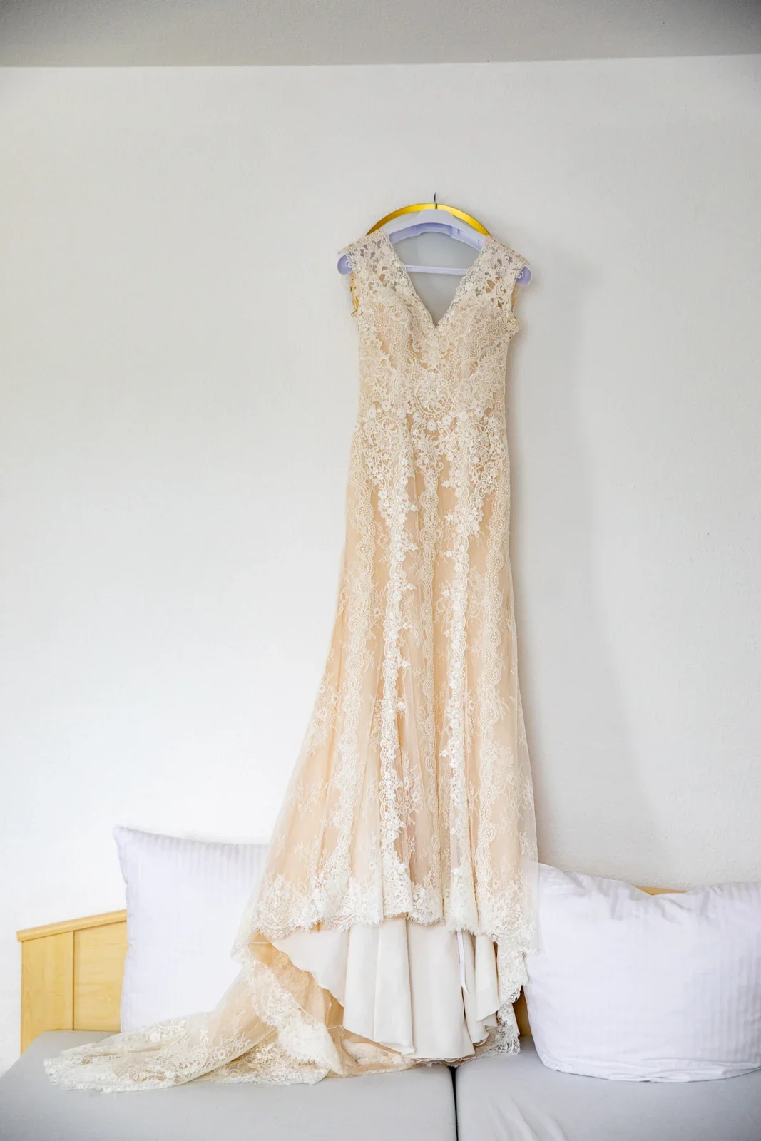 Das Brautkleid wartet auf seinen großen Auftritt – Hochzeit von Sylvia und Danny in Bad Salzungen