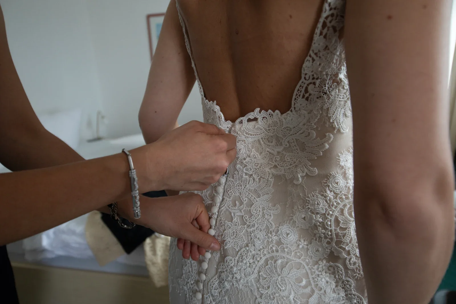 Das Brautkleid wird geschlossen – Hochzeit von Sylvia und Danny in Bad Salzungen