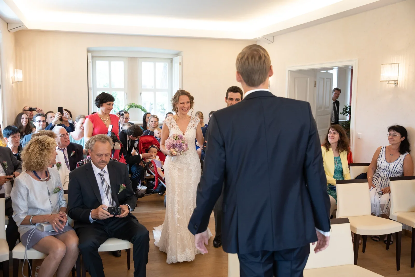 Sylvia kommt zur Trauung – Hochzeit von Sylvia und Danny in Bad Salzungen
