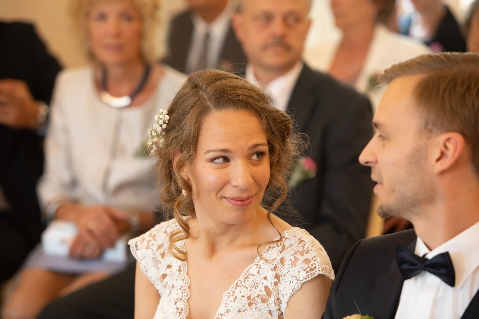 Ein vertrauter Blick zwischen Sylvia und Danny – Hochzeit von Sylvia und Danny in Bad Salzungen