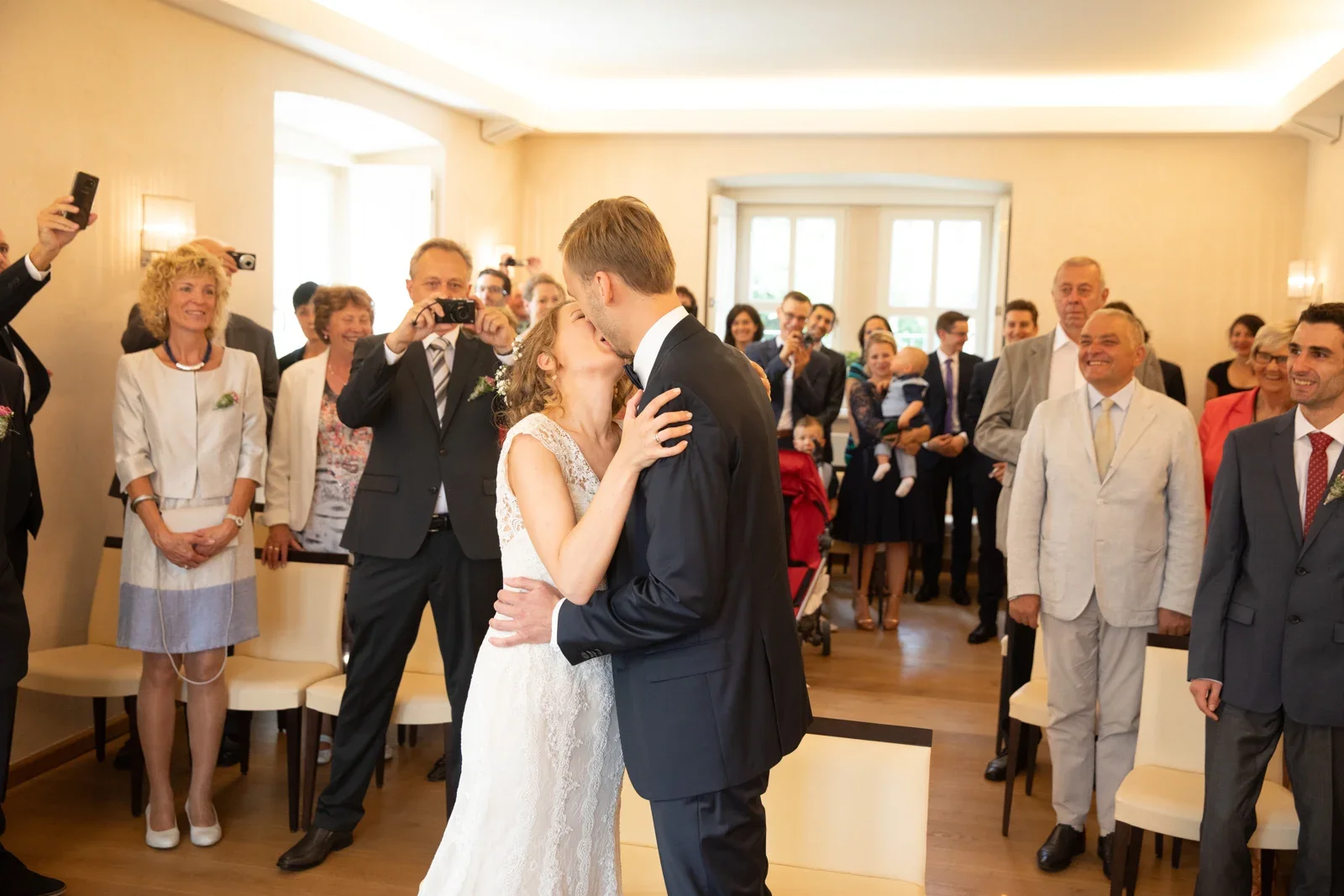 Der Kuss nach dem Ja-Wort – Hochzeit von Sylvia und Danny in Bad Salzungen